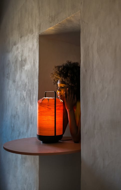 Relaxed girl in the light of the LZF Chou wooden lamp