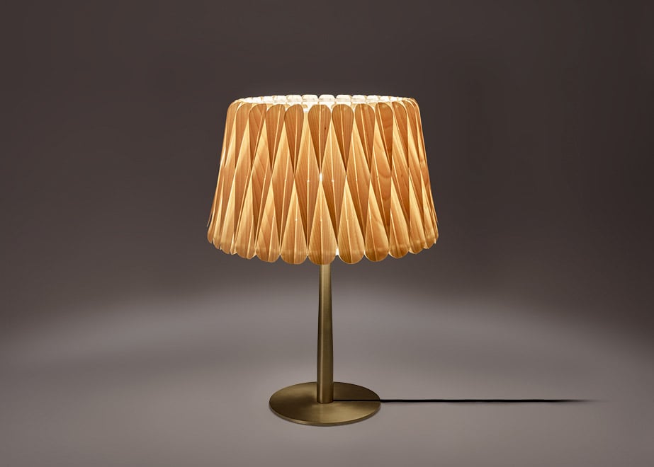 Small table lamp with golden metal base and geometric pattern of natural wood veneer