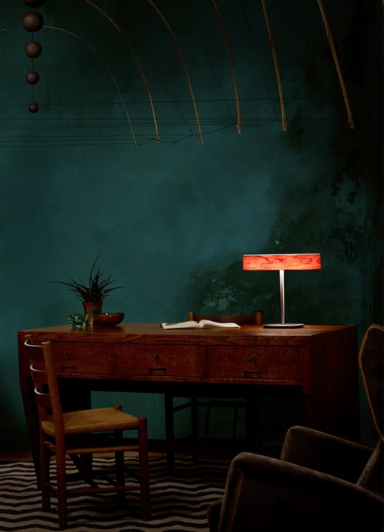 Desk with-a-table-lamp-with-wooden-diffuser-and-metal-base