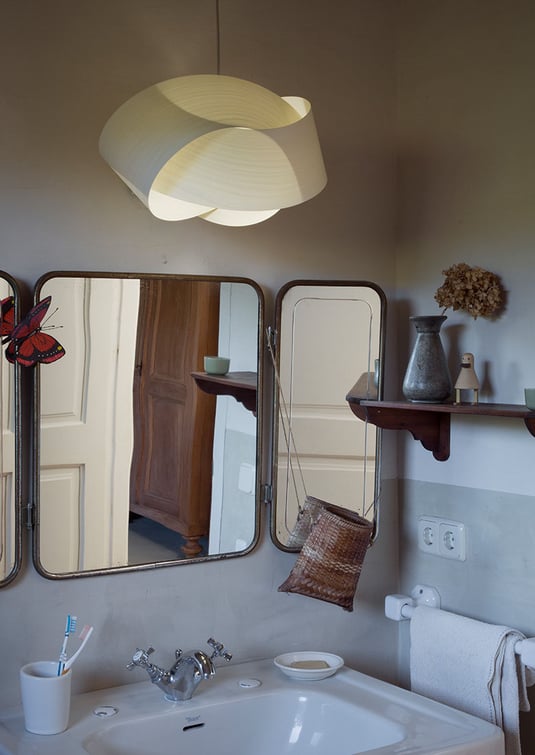 Rustic bathroom-decorated-with-wood-veneer-lamp-by-LZF