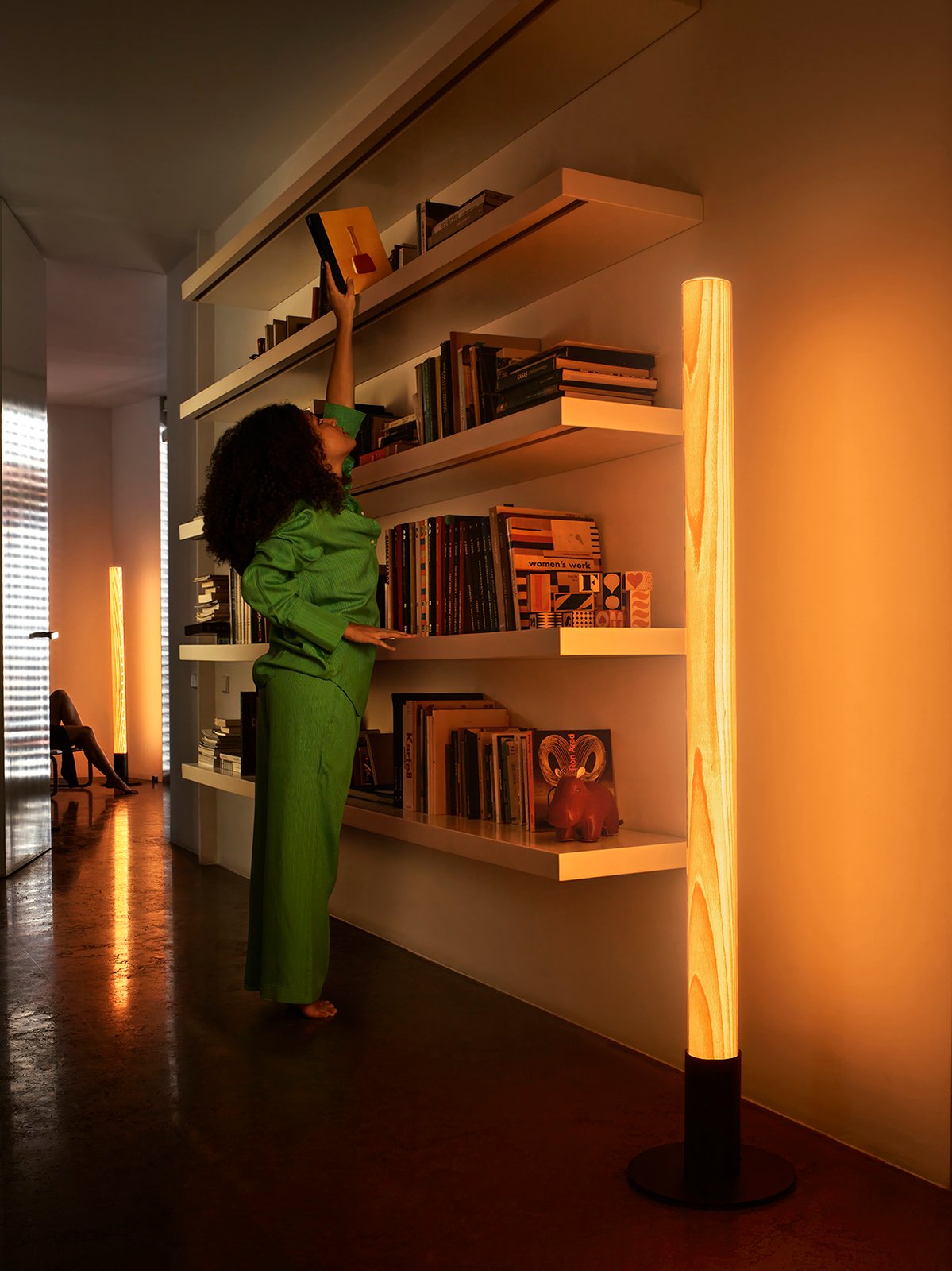 illuminated bookcase-with-floor-lamp-in-borosilicate-blown-glass-and-beech-wood-veneer