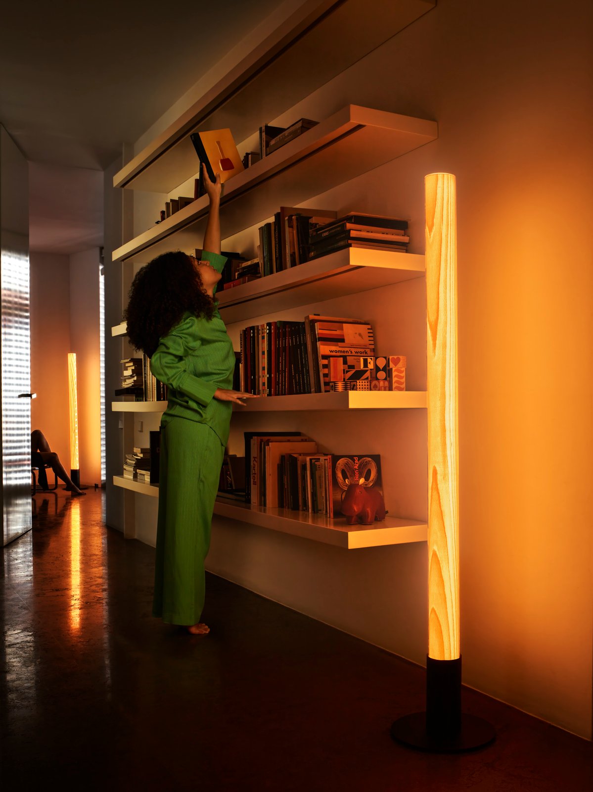 illuminated bookcase-with-floor-lamp-in-borosilicate-blown-glass-and-natural-beech-wood-veneer