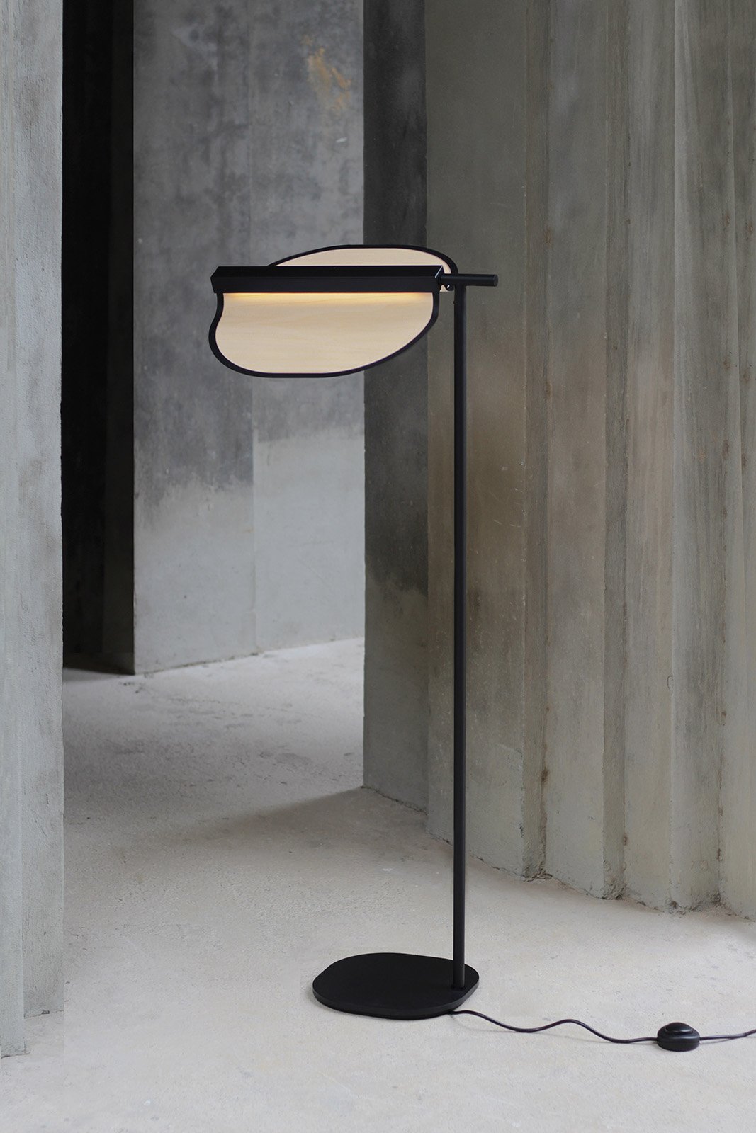 floor lamp-in-natural-wood-veneer-edged-with-metal