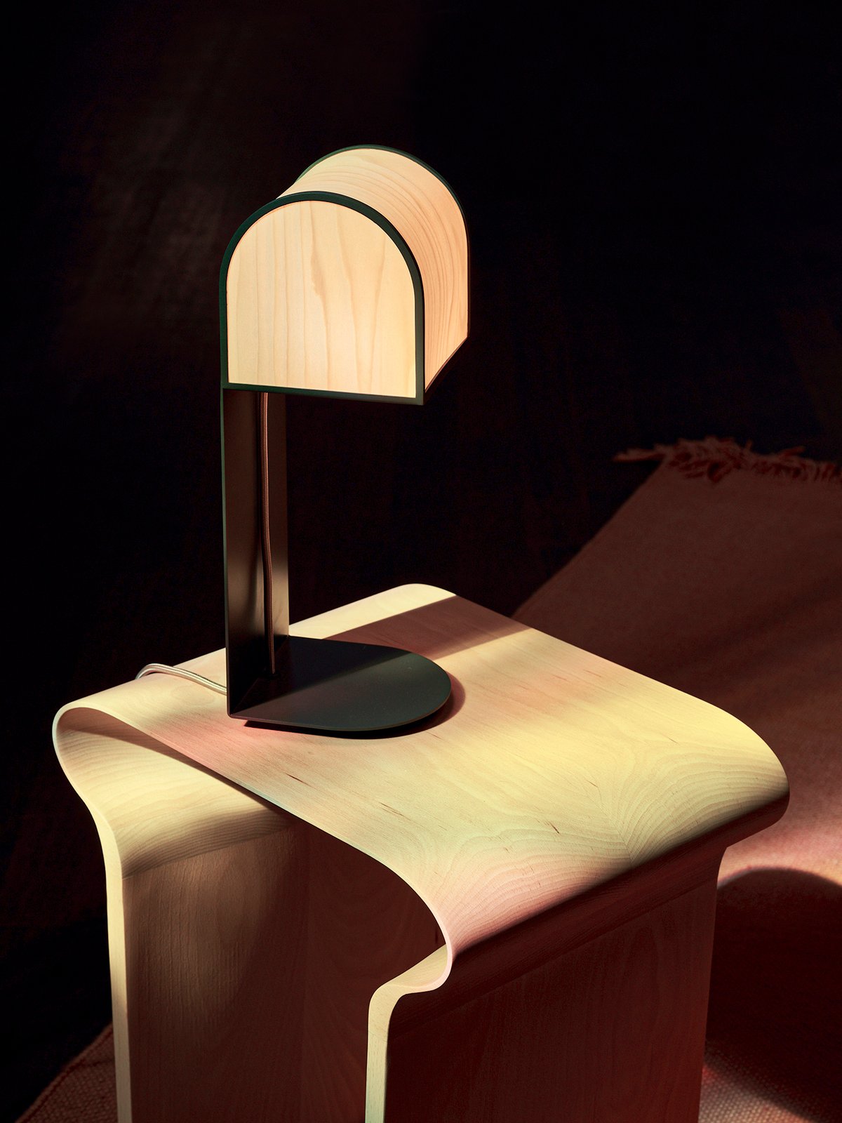 table lamp-of-restrained-design-with-wood-veneer